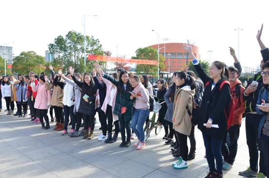 说明: E:\足球推荐
重要获奖\照片素材\朱丹——教育部2022年度高校思想政治工作精品项目申报书\证明材料\15-10志愿服务活动现场:校园普法志愿服务活动现场.JPG