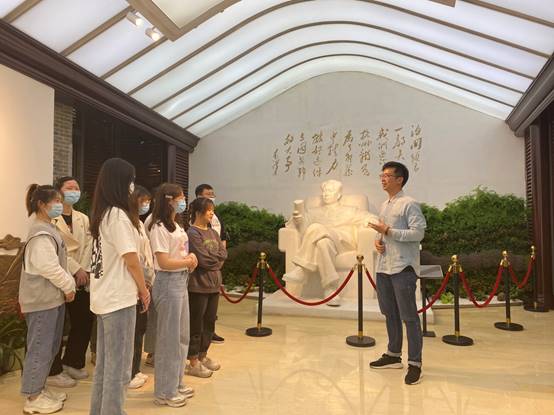 说明: E:\足球推荐
重要获奖\照片素材\2、“法学+宪法”\五四宪法讲解.jpg