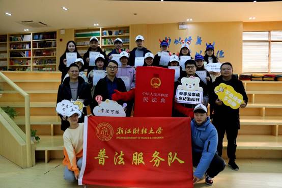 说明: E:\足球推荐
重要获奖\照片素材\1、“保驾护航”普法宣传照片\2020年11月赴月雅河小学开展普法志愿服务活动.jpg