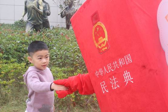 说明: E:\足球推荐
重要获奖\照片素材\1、“保驾护航”普法宣传照片\2020年11月赴钱塘新区少年宫开展普法志愿服务活动现场.jpg